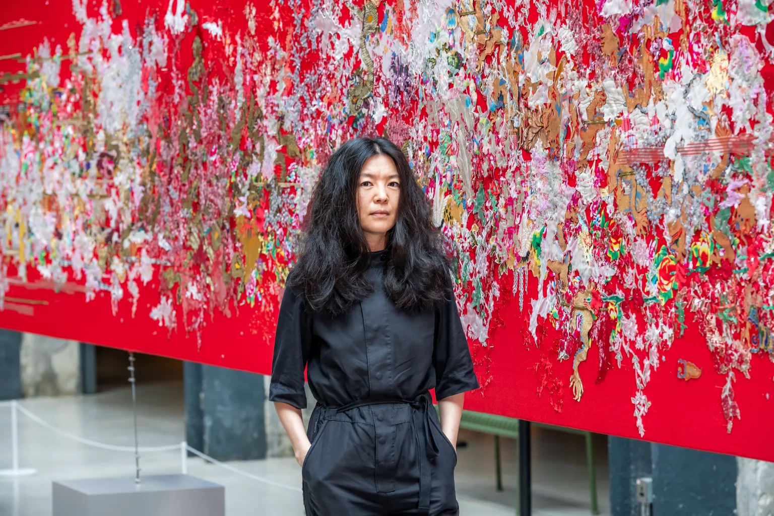 Gonkong neon chiroqlari ostida qozoq kigizi: Qozog'istonlik rassomning eng katta ko'rgazmasi ochildi