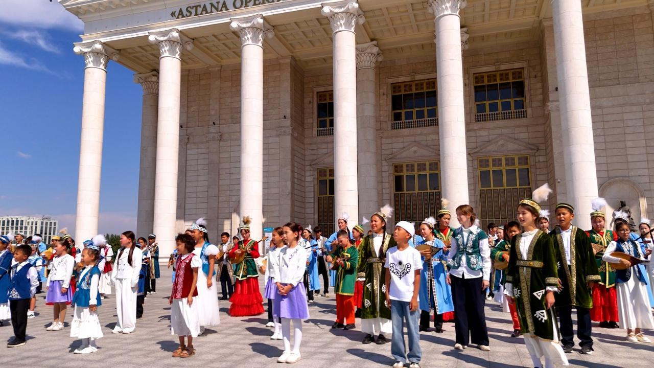 Around 200 Schoolchildren Perform Abai's Songs at Flash Mob in Astana