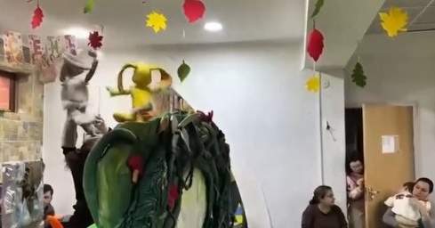 Театр кукол показывает спектакли в детских садах Бишкека