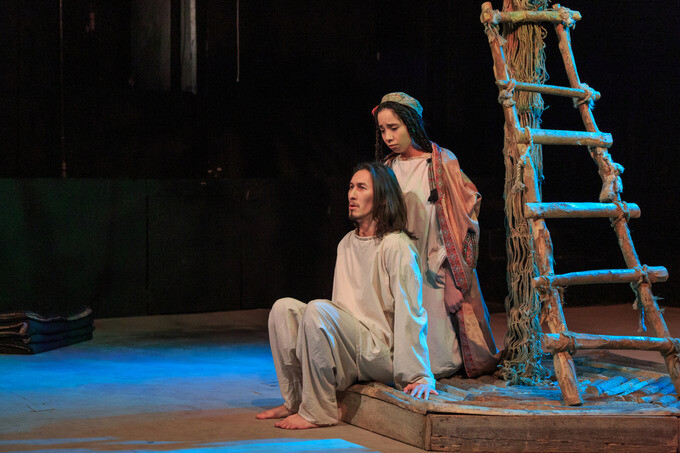 Oq, oq, qora laylak: Ilhom teatri inson tabiati haqidagi dramani sahnalashtirdi