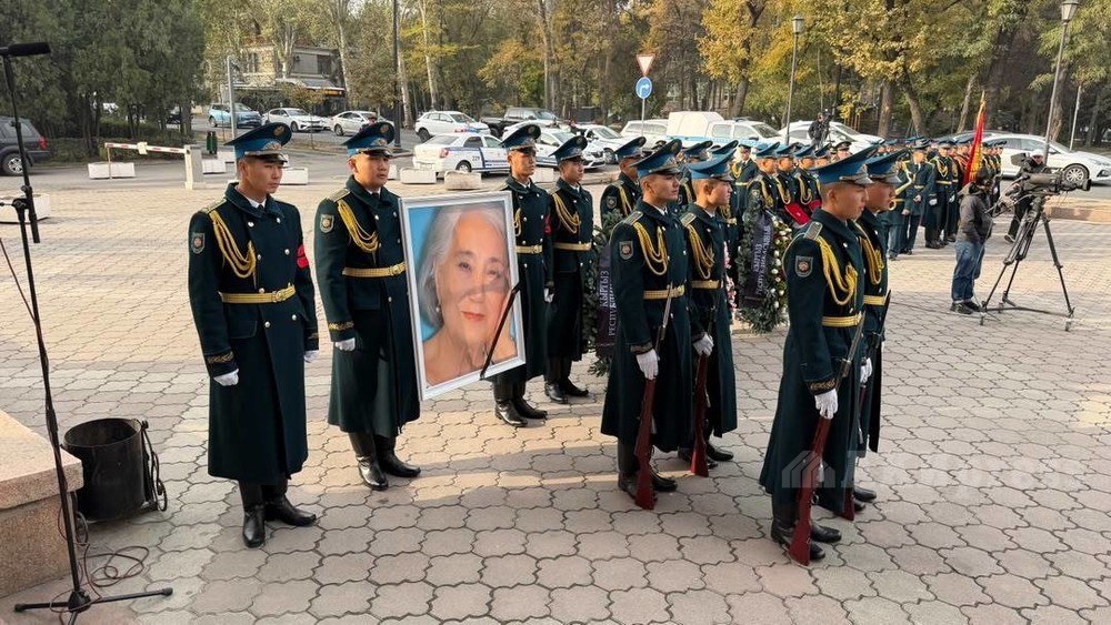Панихида по Розе Айтматовой проходит в Бишкеке
