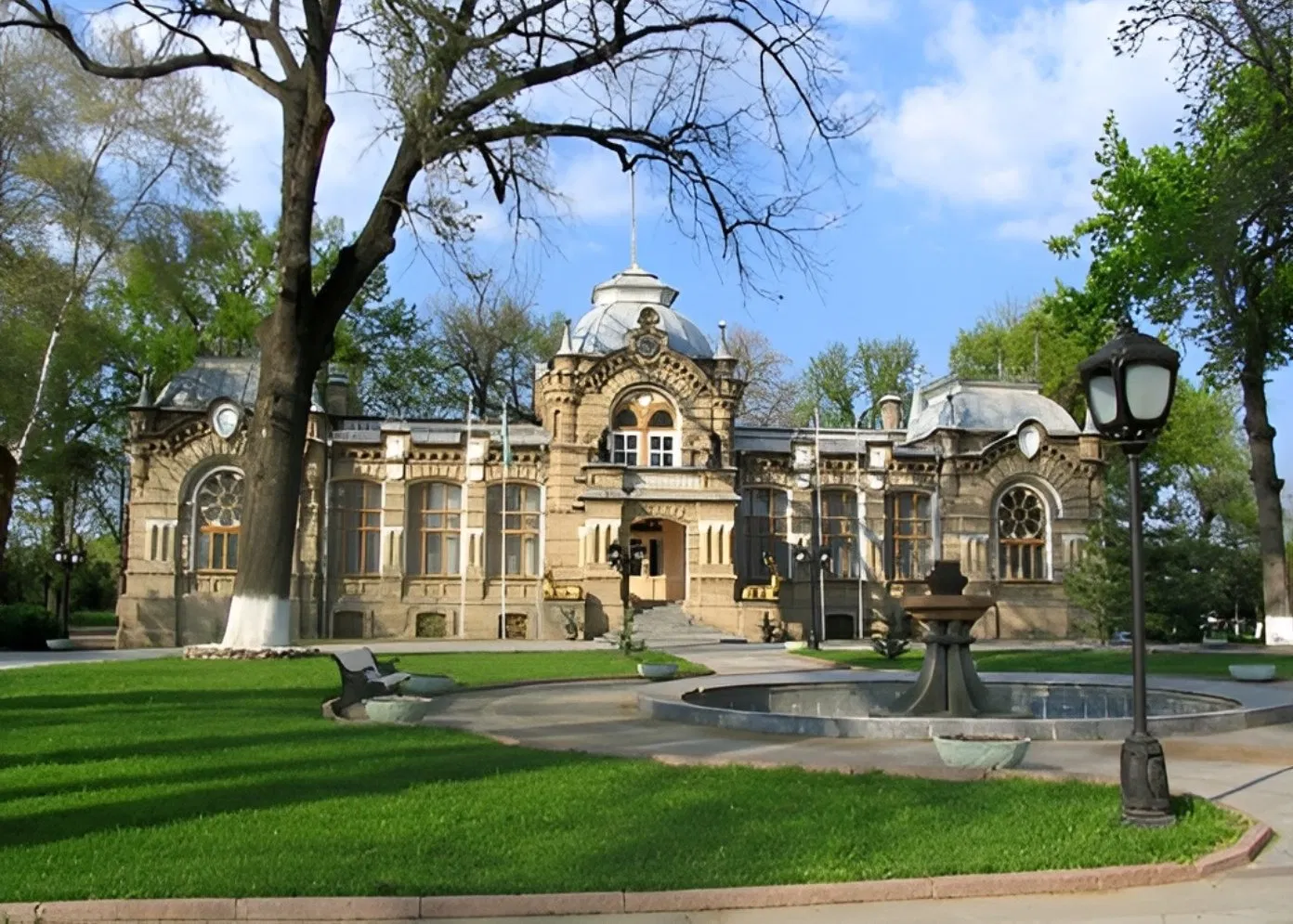 Along Sobornaya Street: A Look Back at the Kashgar Mahalla