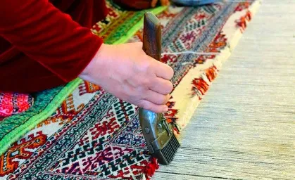 Kızılarbatda Turkmaniston mustaqilligining yubileyi munosabati bilan ulkan gilam to‘qilmoqda