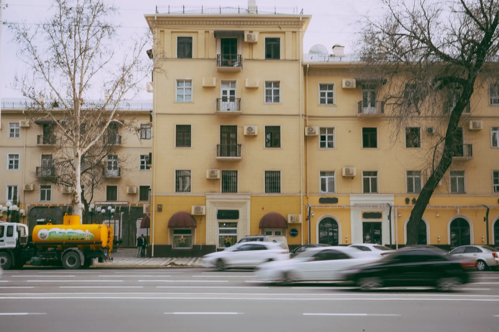Beton qobiqdagi shahar. Buyuk gruzin nomi bilan atalgan Toshkent ko‘chasi bo‘ylab fotosayohat
