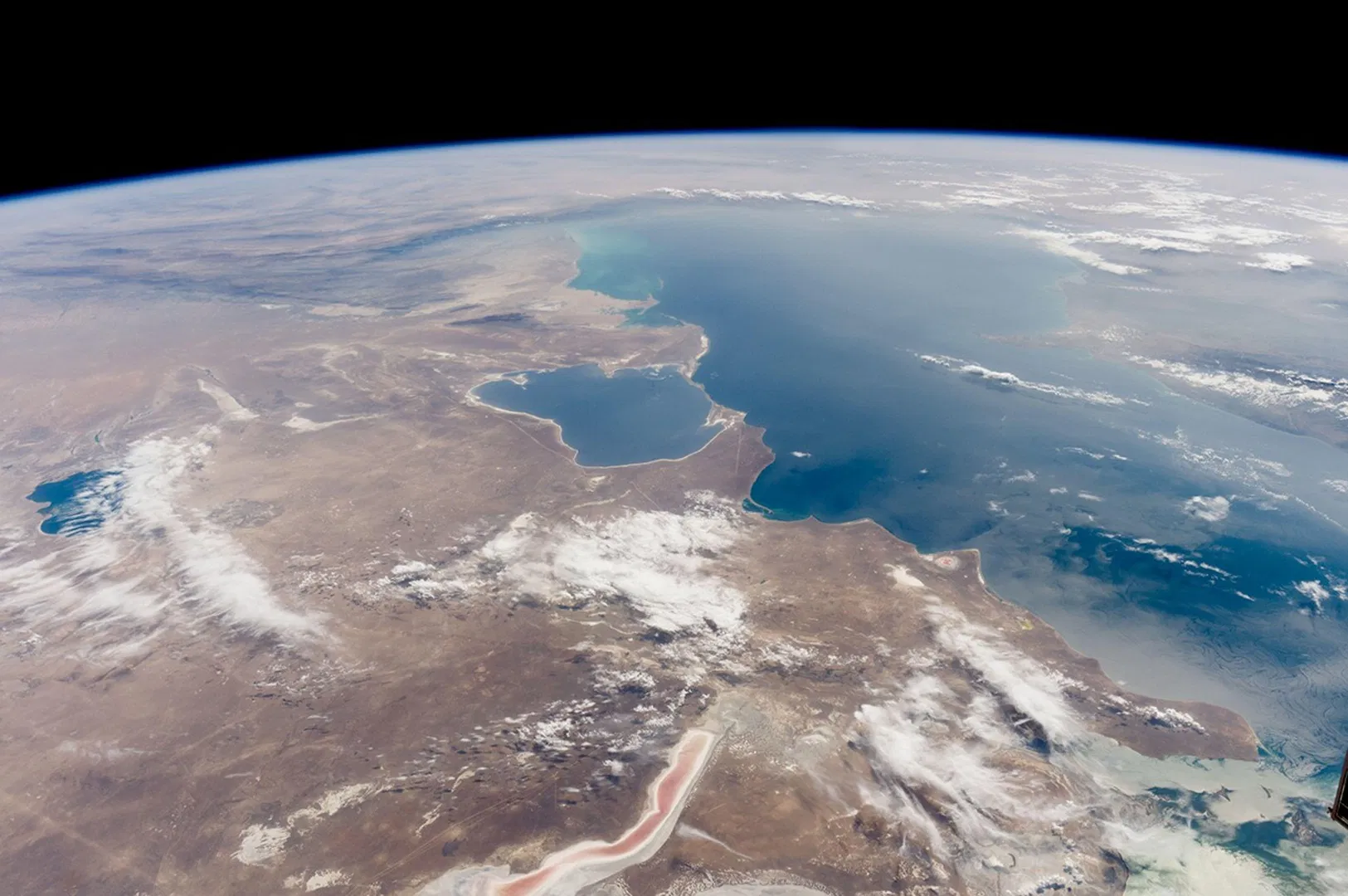 Каспий на исходе: что ждёт крупнейшее замкнутое море планеты к 2040 году