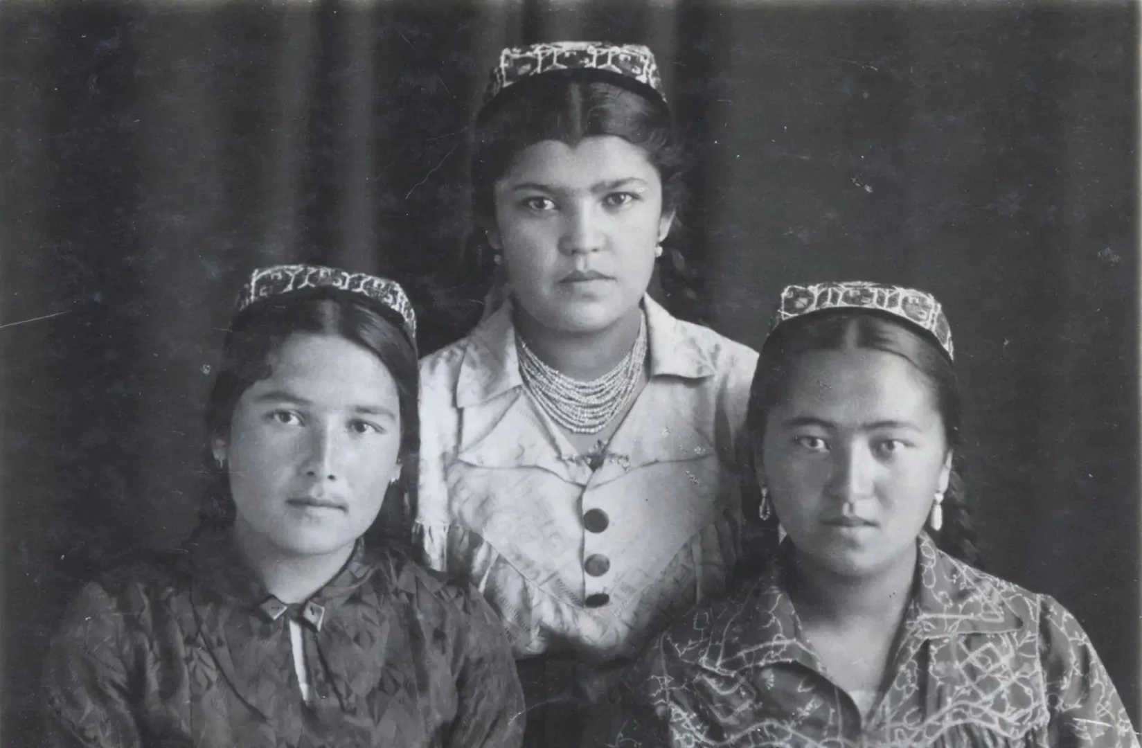 Photo of the day: Three girls wearing doppi
