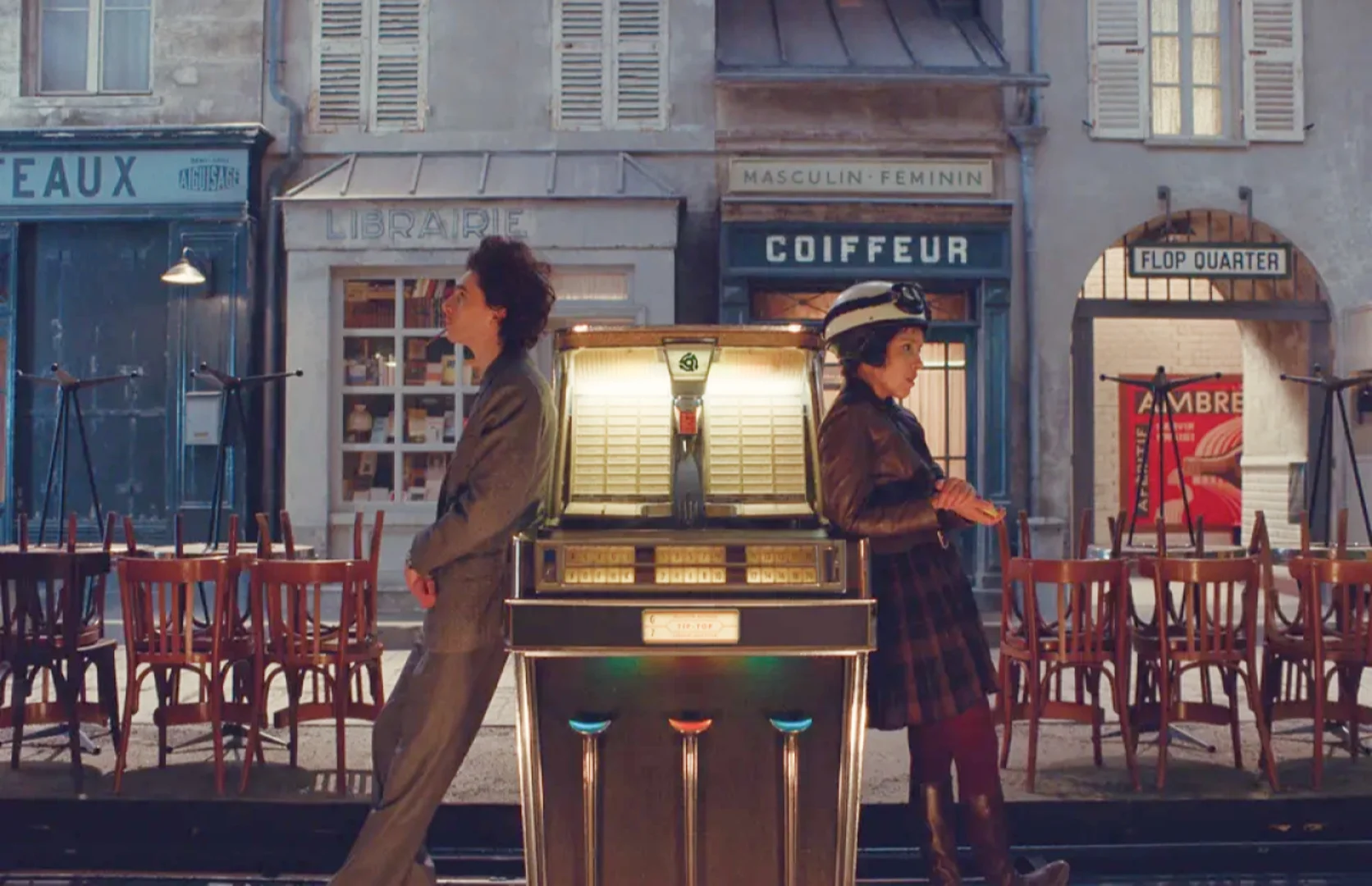 In Cannes, the film "The French Dispatch" was met with 9 minutes of applause