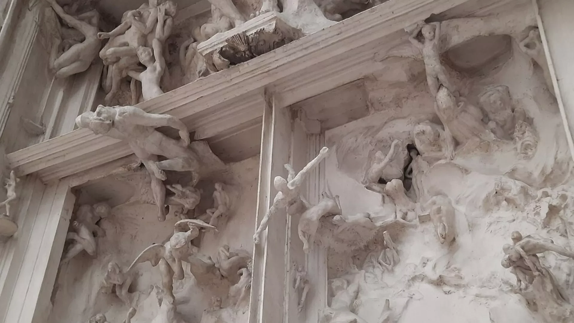 The marble sculpture, considered counterfeit, was sold for almost 900 thousand euros.