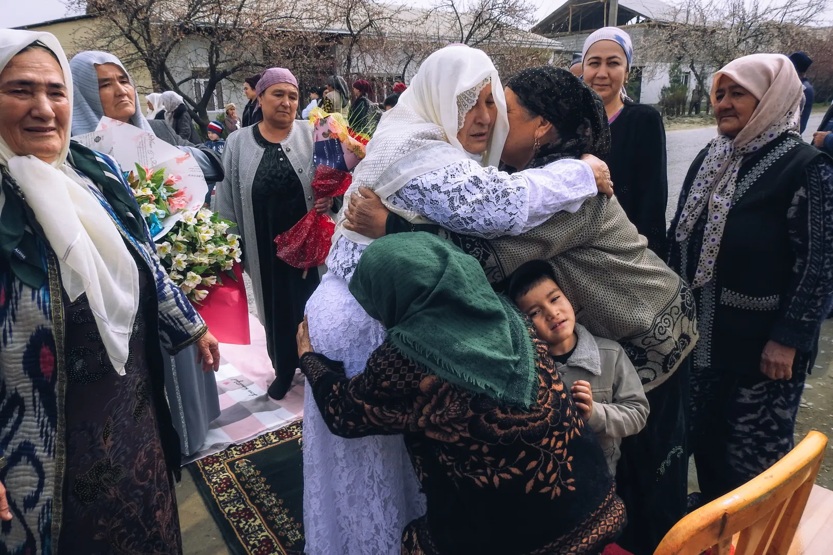По ковру почёта: как в Ферганской области встречают из умры