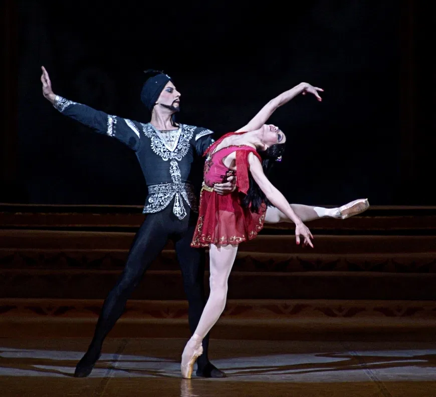 На сцене ГАБТ им А.Навои балет «Тысяча и одна ночь»