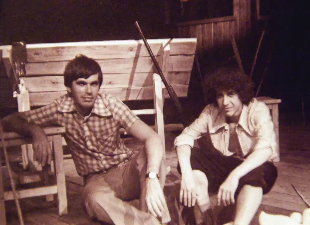 М. Вайль и Ю. Александров в декорациях спектакля «Утиная охота» А. Вампилова